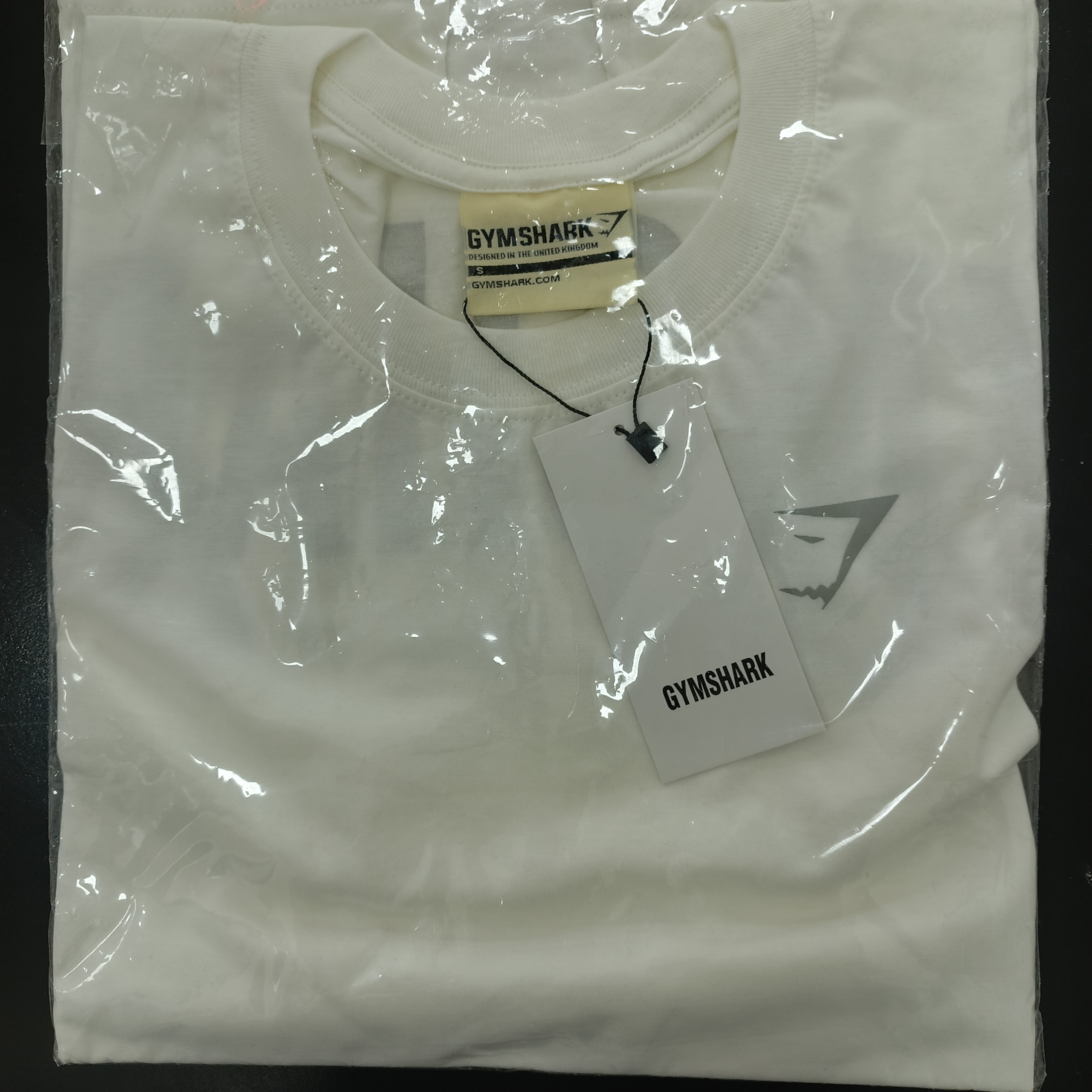 Polera Gymshark blanco perla (izquierda)