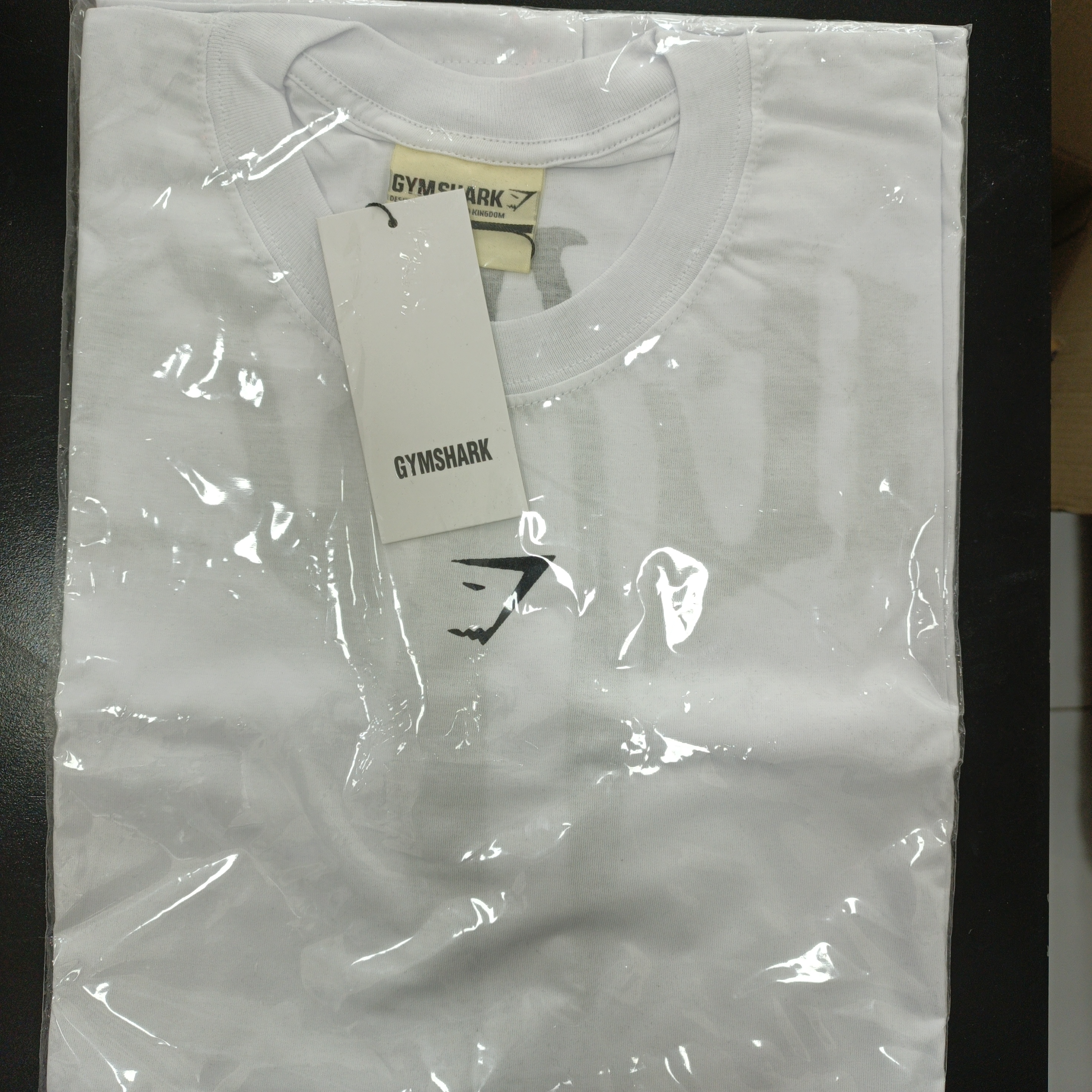 Polera Gymshark color blanco (centro)