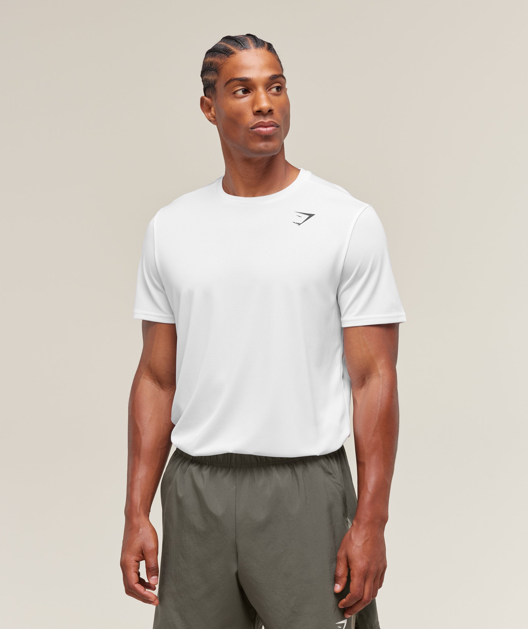 Polera Gymshark color blanco perla (izquierda)